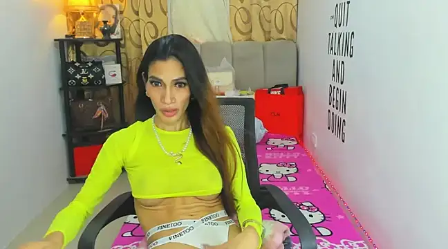 Snapshot of Trixie_Mattel21 chatting on 12/28/24, 05:02 Trixie Mattel21 online show from 12/28/24, 05:02