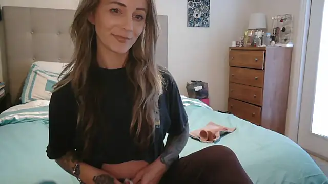 Snapshot of Heyitsmee33 chatting on 02/21/26, 08:54 Heyitsmee33 online show from 02/21/26, 08:54