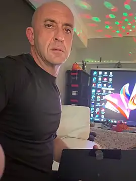 Snapshot of OSIRlS chatting on 09/12/25, 02:39 OSIRlS online show from 09/12/25, 02:39