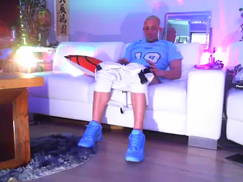 Snapshot of OSIRlS chatting on 09/19/25, 06:19 OSIRlS online show from 09/19/25, 06:19