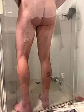 Snapshot of OSIRlS chatting on 09/26/25, 11:47 OSIRlS online show from 09/26/25, 11:47