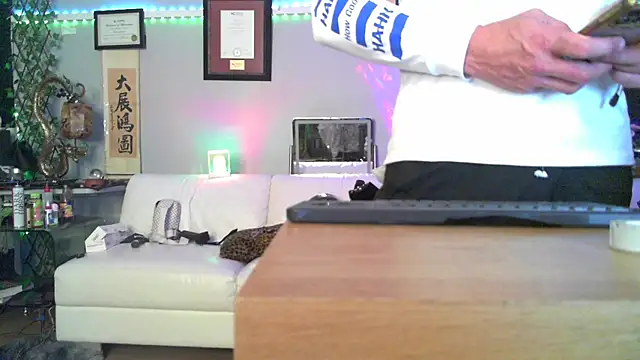 Snapshot of OSIRlS chatting on 10/18/25, 10:27 OSIRlS online show from 10/18/25, 10:27