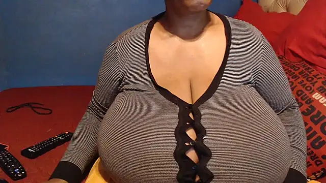 CUTEFIRMMELONSS online show from 12/15/25, 06:23