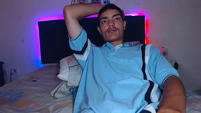 Snapshot of bella_n99 chatting on 11/20/25, 04:07 bella n99 online show from 11/20/25, 04:07