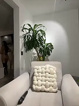 Snapshot of EllaSanz_ chatting on 01/14/25, 12:22 EllaSanz online show from 01/14/25, 12:22