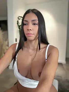 Snapshot of EllaSanz_ chatting on 10/10/25, 09:14 EllaSanz online show from 10/10/25, 09:14