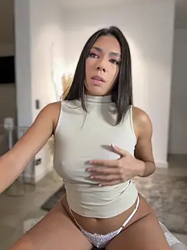 Snapshot of EllaSanz_ chatting on 11/07/25, 10:32 EllaSanz online show from 11/07/25, 10:32