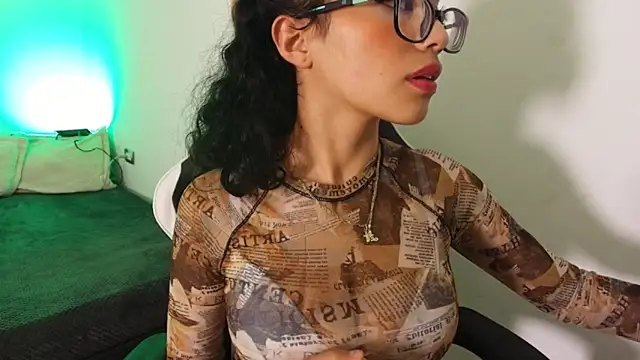 Snapshot of Marcelinee__ chatting on 11/25/25, 10:43 Marcelinee online show from 11/25/25, 10:43