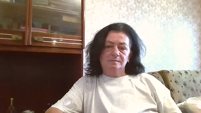 Snapshot of GypsiQueen2 chatting on 07/02/26, 03:23 GypsiQueen2 online show from 07/02/26, 03:23