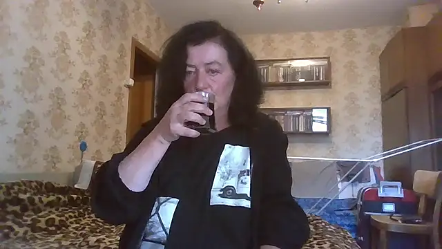 Snapshot of GypsiQueen2 chatting on 07/10/26, 04:20 GypsiQueen2 online show from 07/10/26, 04:20