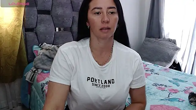 sara hott 1 online show from 10/16/25, 02:51