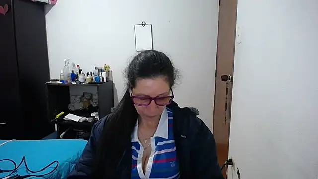 Snapshot of latin49 chatting on 10/24/25, 04:20 latin49 online show from 10/24/25, 04:20