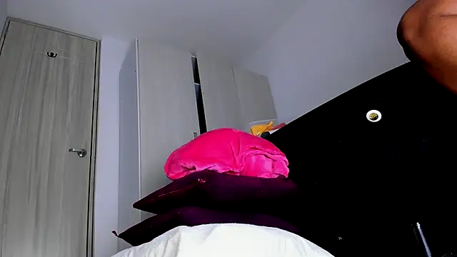 Snapshot of Skarleth69 chatting on 10/31/25, 02:45 Skarleth69 online show from 10/31/25, 02:45