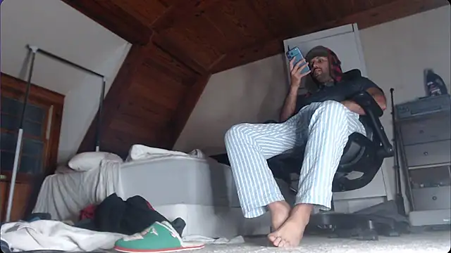 Snapshot of cashmasterzobistone chatting on 01/13/26, 01:44 cashmasterzobistone online show from 01/13/26, 01:44