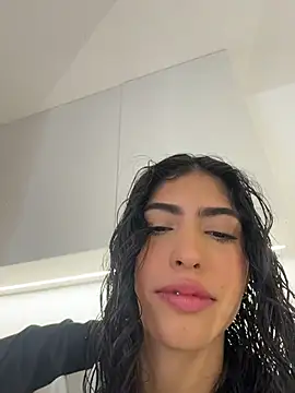 Gaby zahir  online show from 11/18/25, 04:22