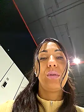 Snapshot of LeticiaWoods chatting on 10/28/25, 05:55 LeticiaWoods online show from 10/28/25, 05:55