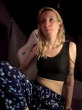 Snapshot of bunnydark00 chatting on 12/20/25, 12:40 bunnydark00 online show from 12/20/25, 12:40