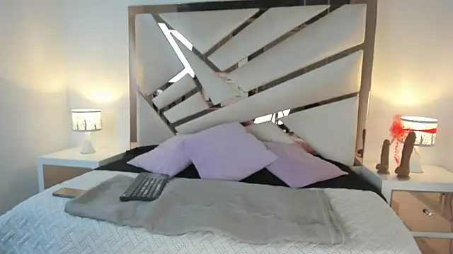 Snapshot of Naughty__Mom chatting on 12/29/24, 07:06 Naughty Mom online show from 12/29/24, 07:06