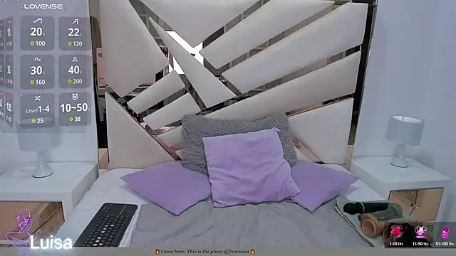 Snapshot of Naughty__Mom chatting on 01/08/25, 12:05 Naughty Mom online show from 01/08/25, 12:05