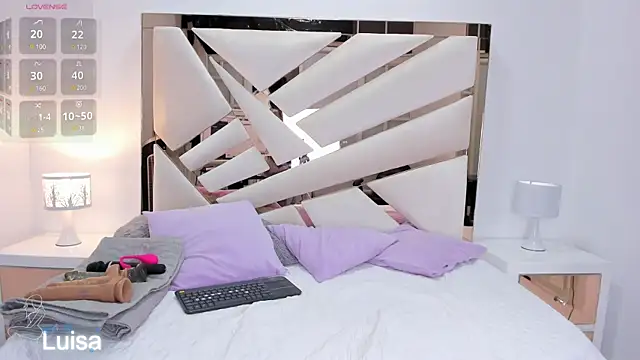 Snapshot of Naughty__Mom chatting on 01/09/25, 01:13 Naughty Mom online show from 01/09/25, 01:13