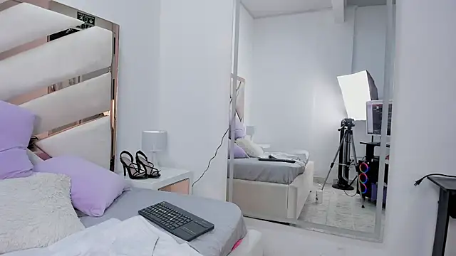 Snapshot of Naughty__Mom chatting on 02/08/25, 10:19 Naughty Mom online show from 02/08/25, 10:19