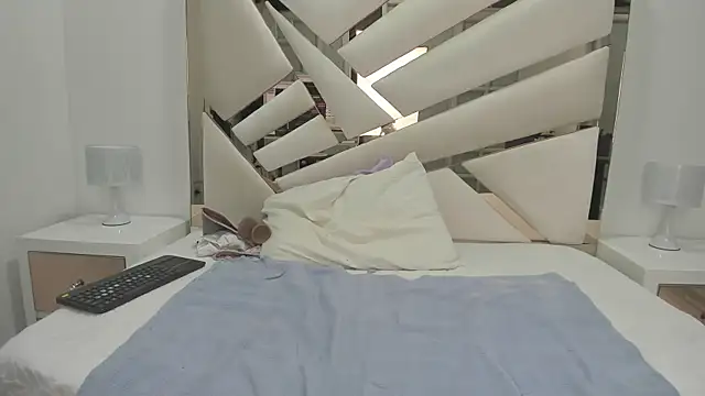 Snapshot of Naughty__Mom chatting on 03/07/25, 12:23 Naughty Mom online show from 03/07/25, 12:23