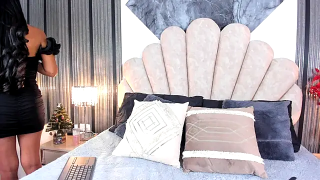 Snapshot of Naughty__Mom chatting on 12/16/25, 12:10 Naughty Mom online show from 12/16/25, 12:10