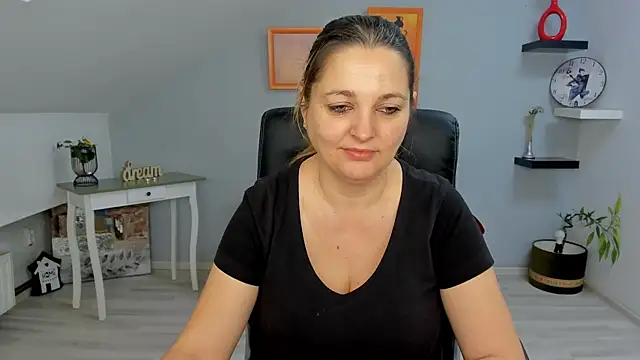 LollaGirl online show from 01/29/25, 04:15