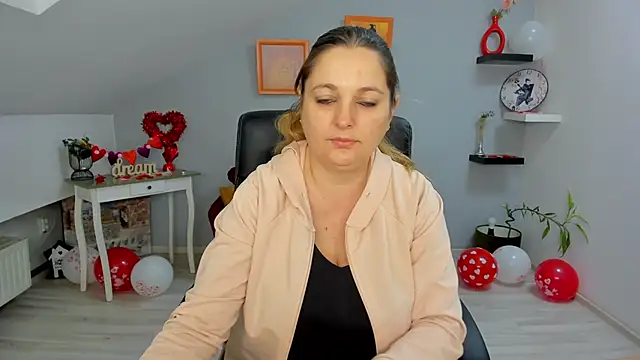 LollaGirl online show from 02/18/25, 04:15