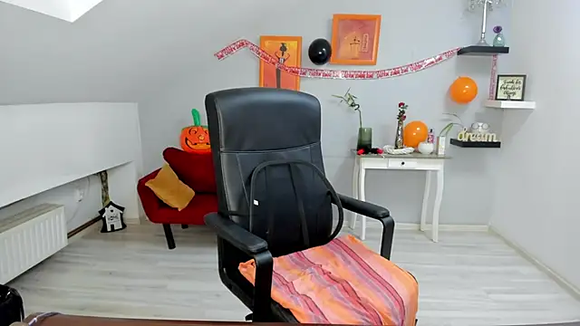 LollaGirl online show from 10/28/25, 04:27