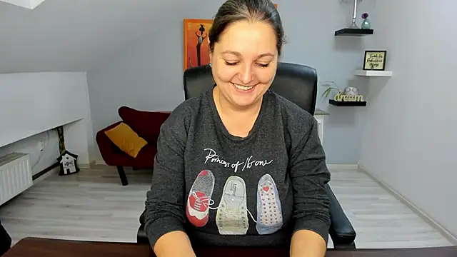 LollaGirl online show from 11/27/25, 04:25