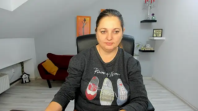 LollaGirl online show from 11/29/25, 04:15