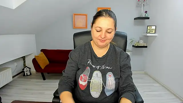 LollaGirl online show from 12/18/25, 04:29