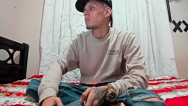 Snapshot of davidlatin66 chatting on 12/23/25, 01:58 davidlatin66 online show from 12/23/25, 01:58