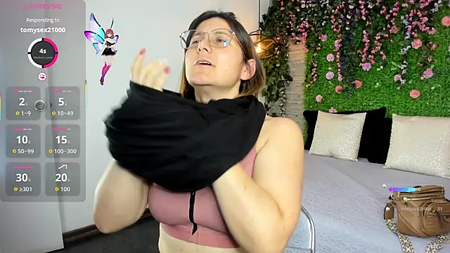 SarahDeyvis online show from 11/18/25, 06:01