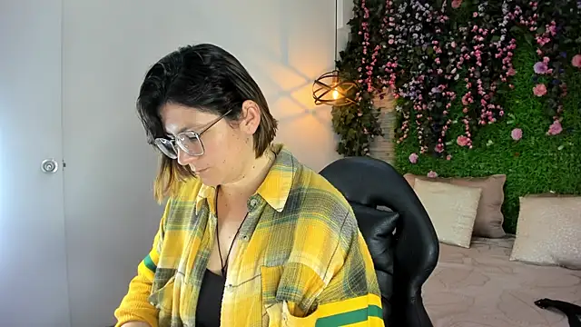 SarahDeyvis online show from 12/16/25, 02:33