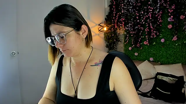 SarahDeyvis online show from 12/18/25, 02:12