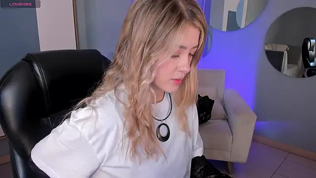 EveBensonX online show from 10/16/25, 07:37