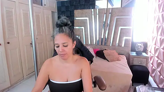 cute sassy online show from 11/22/25, 02:05