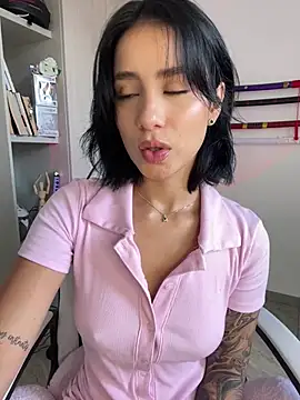 Snapshot of Ale_Lewis chatting on 01/17/25, 08:22 Ale Lewis online show from 01/17/25, 08:22