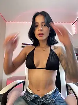 Snapshot of Ale_Lewis chatting on 02/19/25, 06:21 Ale Lewis online show from 02/19/25, 06:21