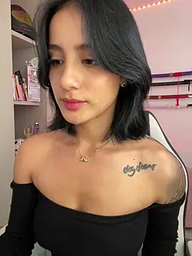 Snapshot of Ale_Lewis chatting on 03/06/25, 08:27 Ale Lewis online show from 03/06/25, 08:27