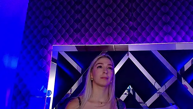 victoriaa lee  online show from 10/04/25, 07:34