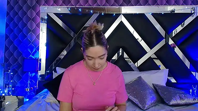 victoriaa lee  online show from 04/27/26, 07:23