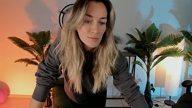 Snapshot of RebeccaMartinez chatting on 12/13/24, 12:28 RebeccaMartinez online show from 12/13/24, 12:28