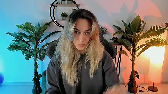Snapshot of RebeccaMartinez chatting on 12/15/24, 05:23 RebeccaMartinez online show from 12/15/24, 05:23