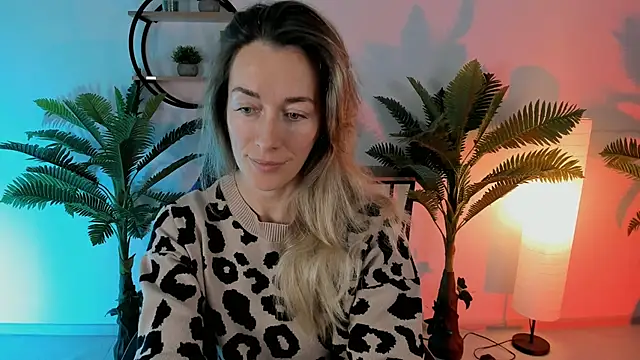 Snapshot of RebeccaMartinez chatting on 12/22/24, 05:23 RebeccaMartinez online show from 12/22/24, 05:23