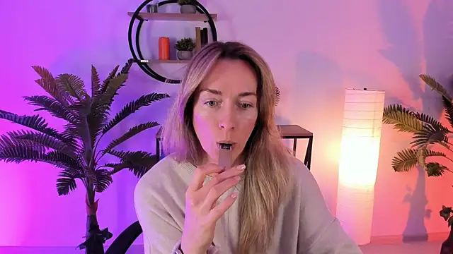 Snapshot of RebeccaMartinez chatting on 02/09/25, 08:22 RebeccaMartinez online show from 02/09/25, 08:22