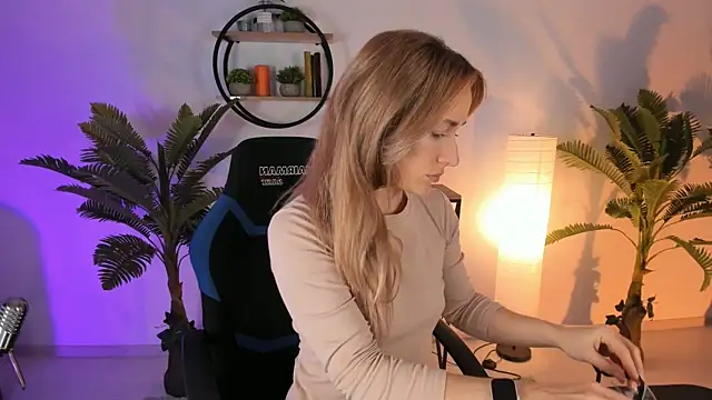 Snapshot of RebeccaMartinez chatting on 02/16/25, 05:15 RebeccaMartinez online show from 02/16/25, 05:15