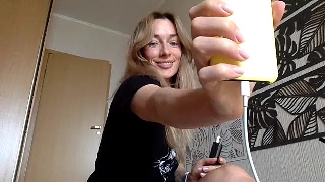 Snapshot of RebeccaMartinez chatting on 03/06/25, 09:47 RebeccaMartinez online show from 03/06/25, 09:47